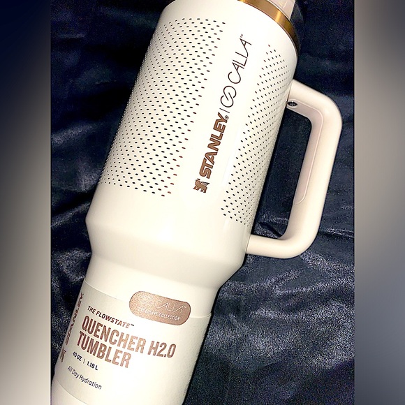 Stanley x Calia - 40oz Flowstate Quencher H2.0 Tumbler. Color: (Oat Milk) *NEW* - Picture 10 of 15